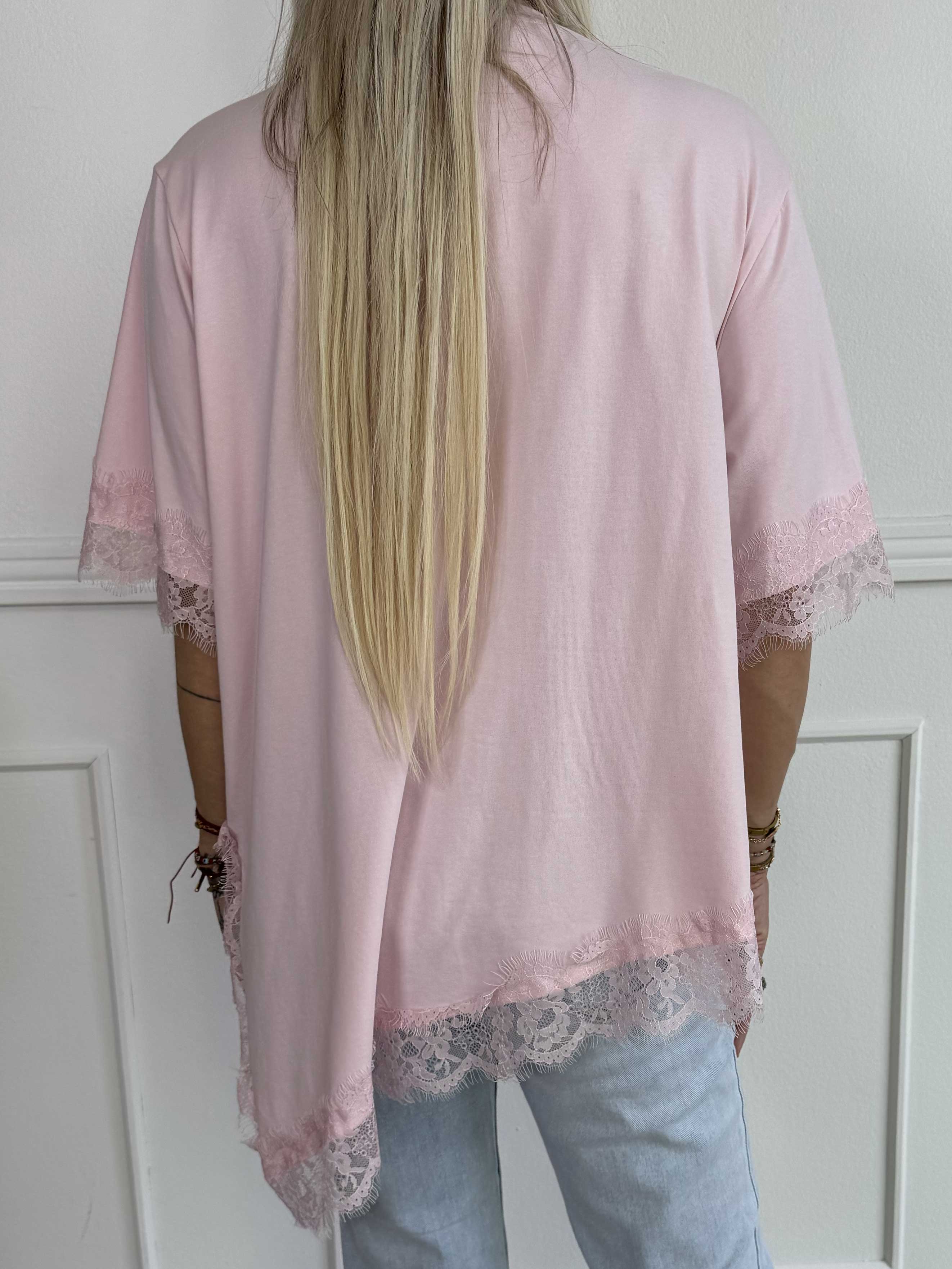 Nitza - T-shirt i blød bomuld med skråtskåret bund og elegante blondekanter